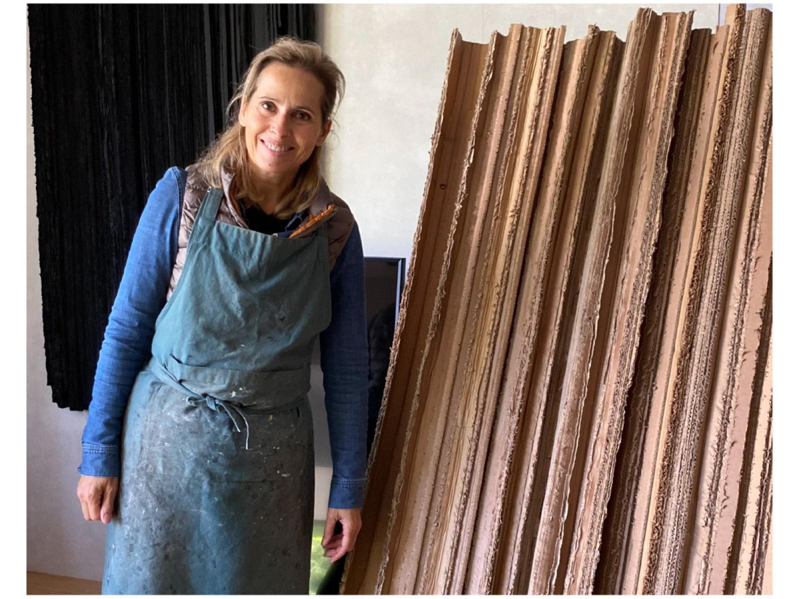 Photo de l'artiste Mane Phély dans son atelier
